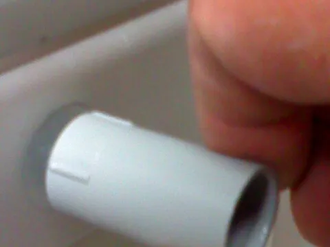 Schritt 1: Rollladenstopper entfernen und das ROFLEX-Profil an geeigneter Position fixieren.