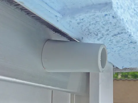 Der Aluminium-Anschlag hält dem Rollladenstopper stand – ganz ohne Belastung des Putzes.